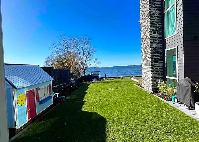 Cozy Lakeside Oasis Hébergement de vacances *